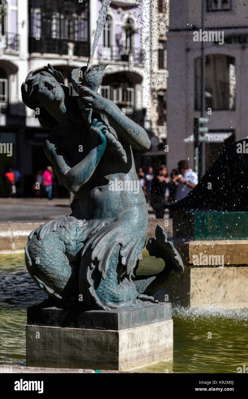 In bronzo statue di divinità nella piazza Rossio, fontana del costruito nel 1889 a Lisbona, Portogallo Foto Stock