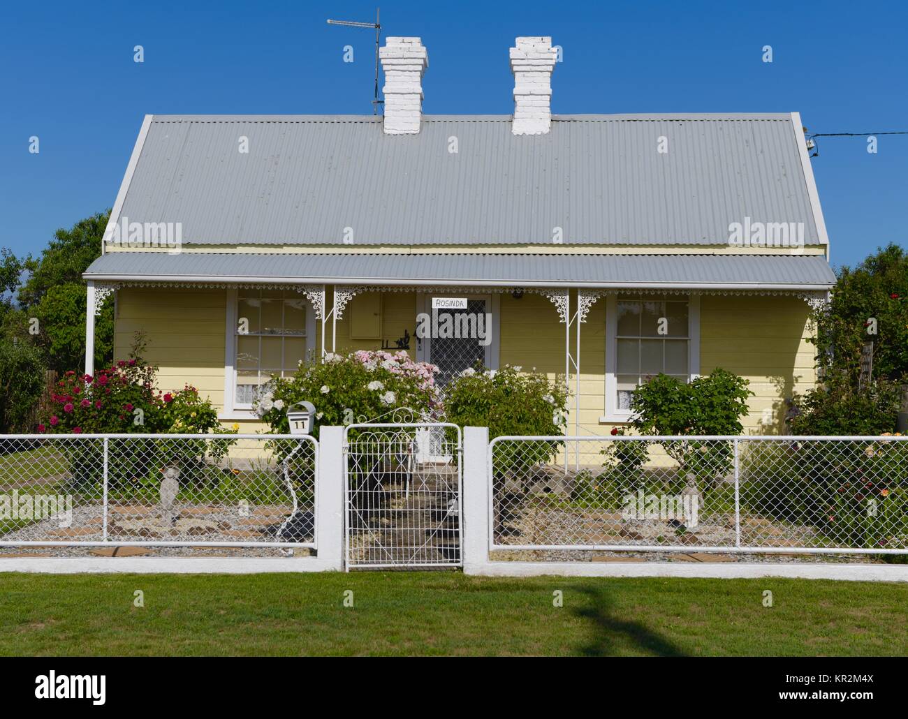 Tradizionale australiana case con giardini in Tasmania, Australia. Foto Stock