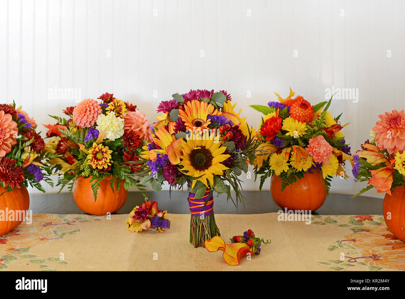 Foto di nozze cadono fiori. Il girasole bouquet nuziale è circondato da decorazioni di fiori freschi in real zucche. Colorato e divertente! Foto Stock