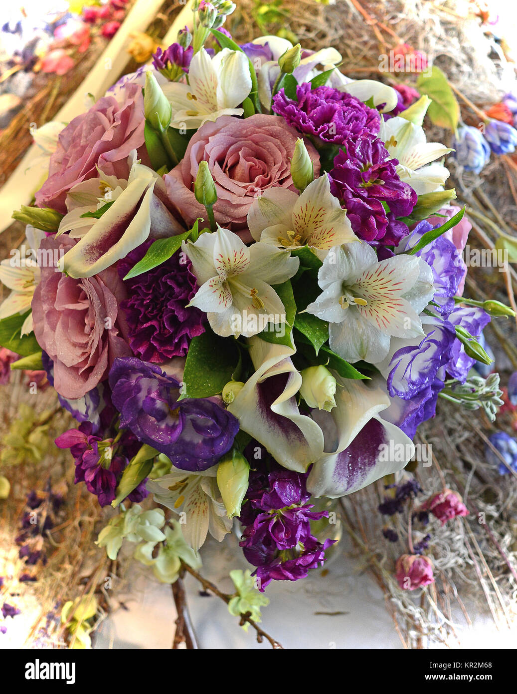 Foto di un colorato nosegay bouquet nuziale farcite con viola calla gigli, rose Lisianthus, rosa rose, alstroemeria, viola i garofani e stock. Foto Stock