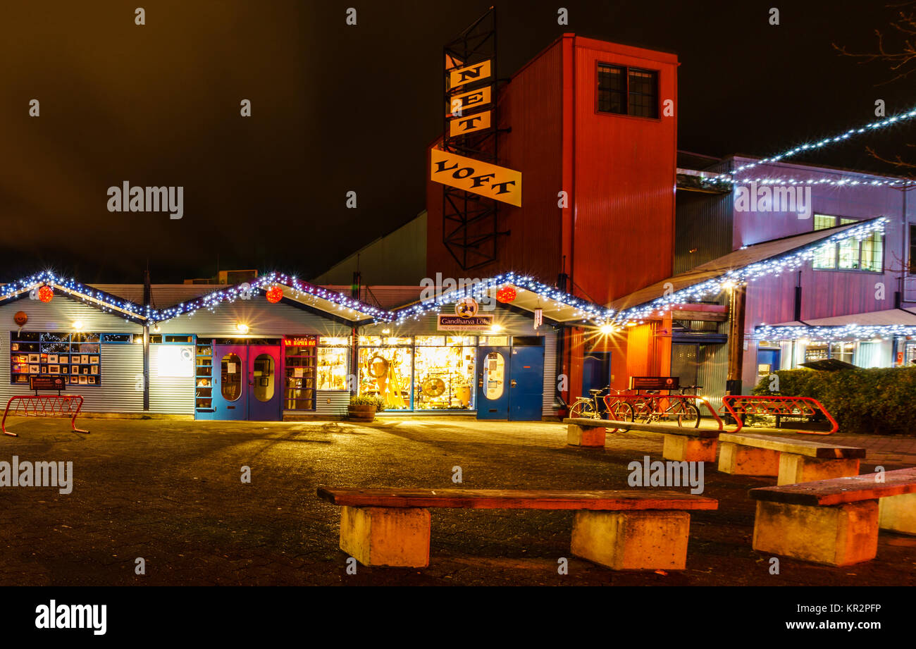 Vancouver Canada - Dicembre 15, 2017: negozi di souvenir in notturna a Granville Island market place Vancouver cityscape. Foto Stock