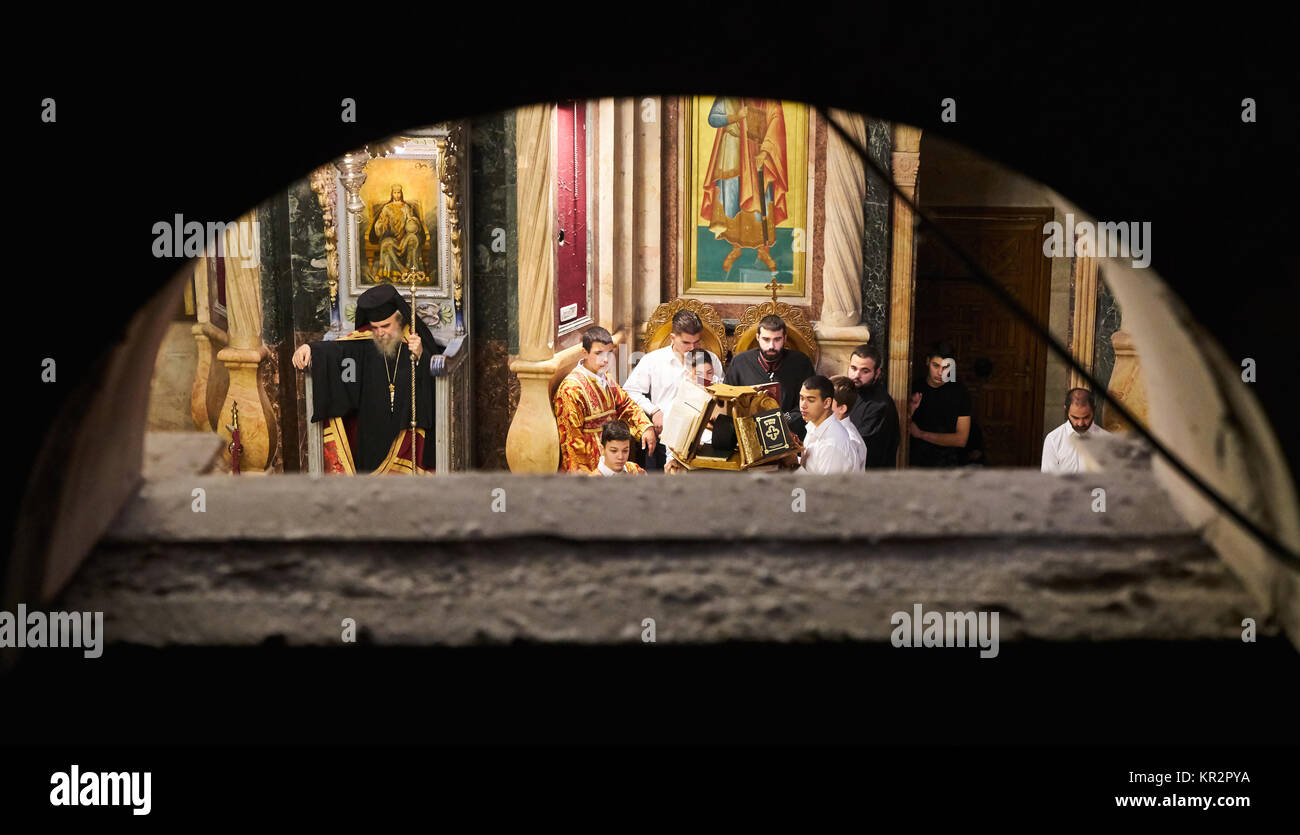 Gerusalemme, Israele - 12 Novembre 2017: Greco sacerdote ortodosso mantiene la messa nella chiesa del Santo Sepolcro di domenica, dove si trova la tomba di Cristo Foto Stock