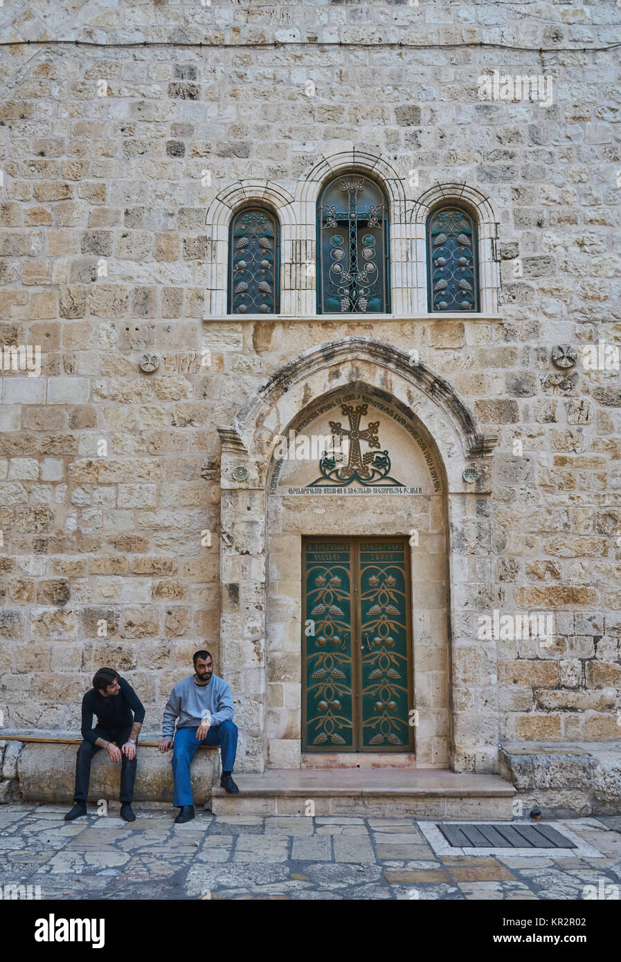 Rimorchiare uomini seduti al di fuori della Chiesa del Santo Sepolcro di Gerusalemme, Israele Foto Stock