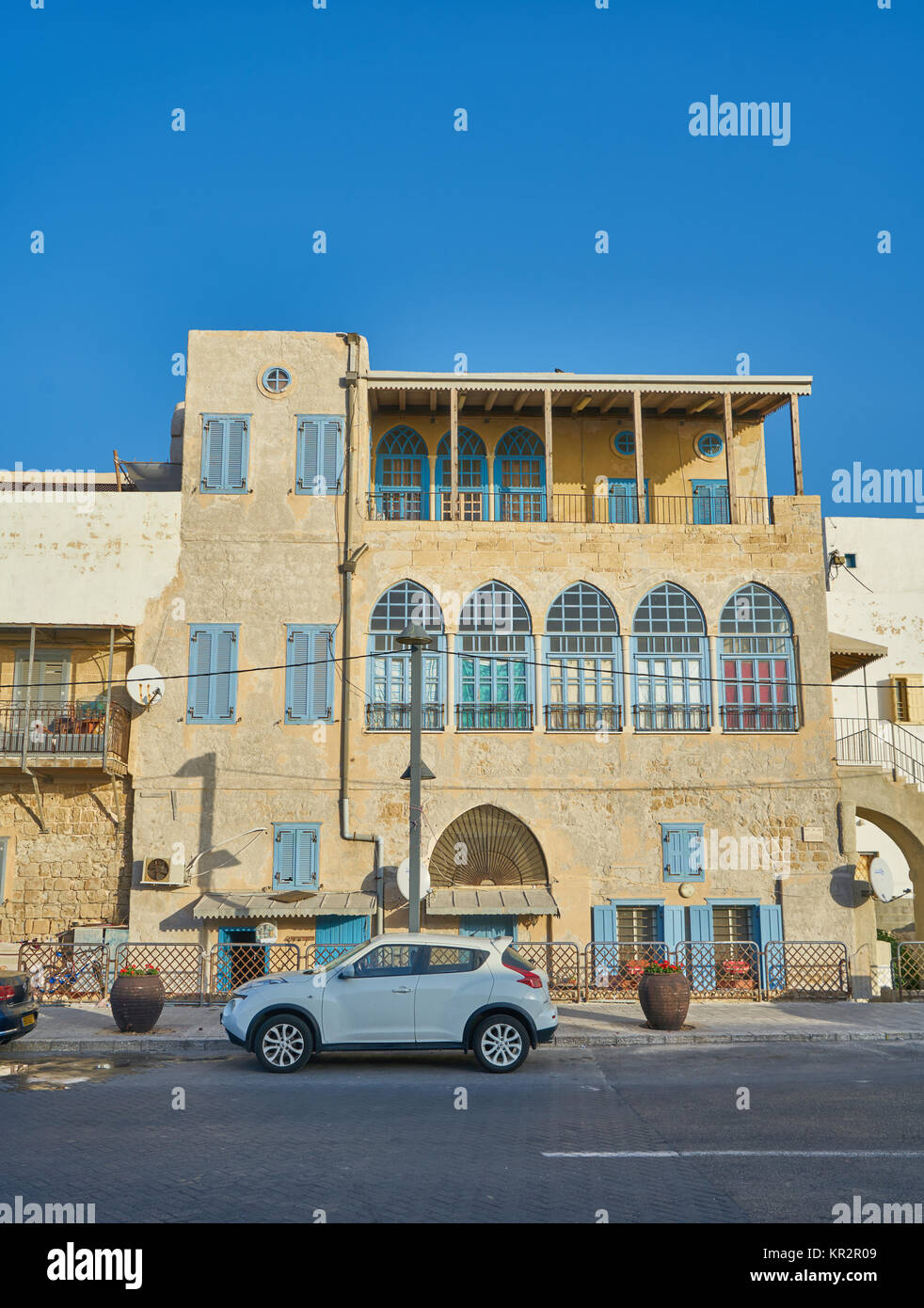 Una macchina passa davanti ad una casa residenziale in Akko (ACRE)，Israele Foto Stock