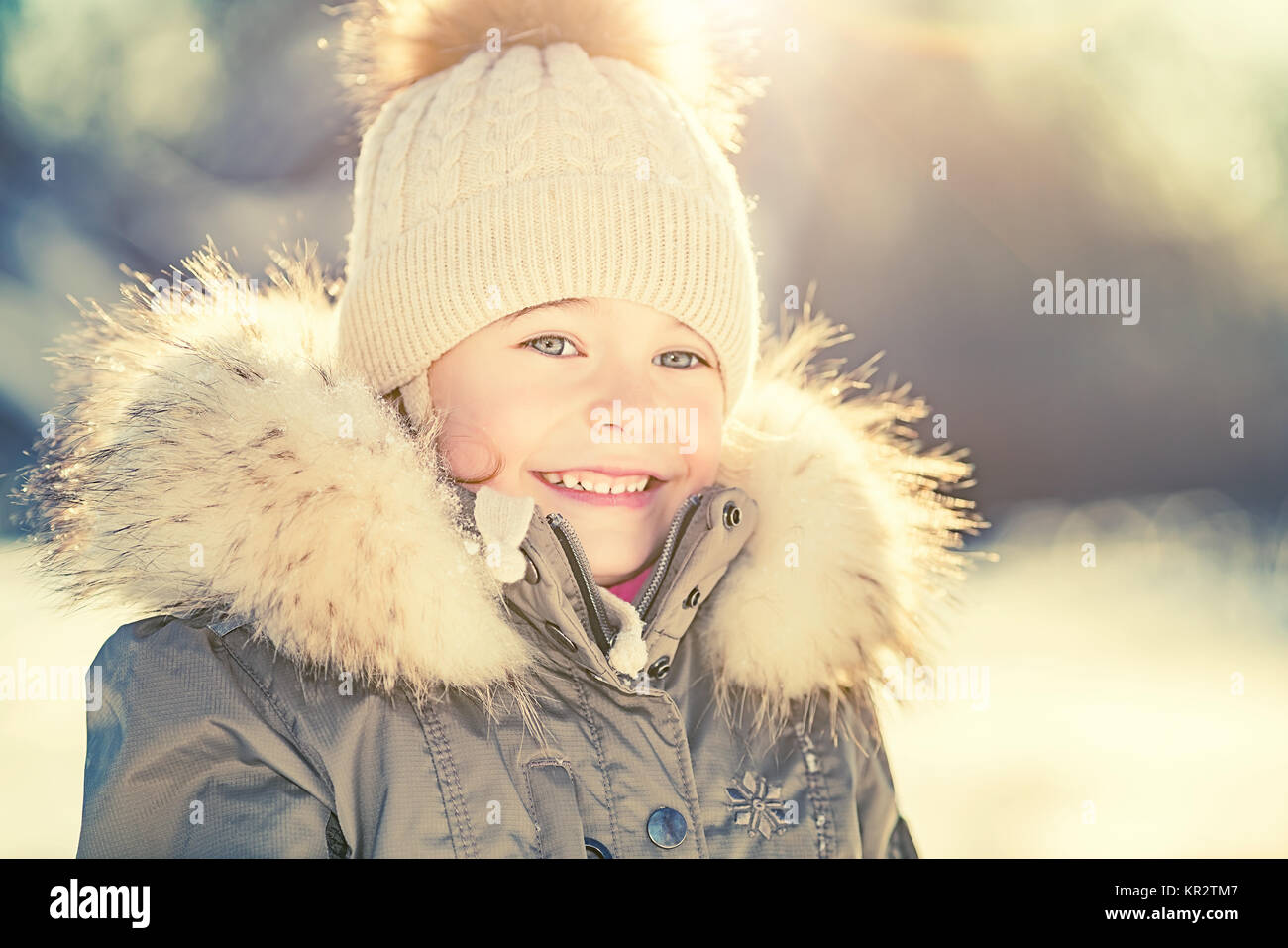 Bambina in una winter park Foto Stock