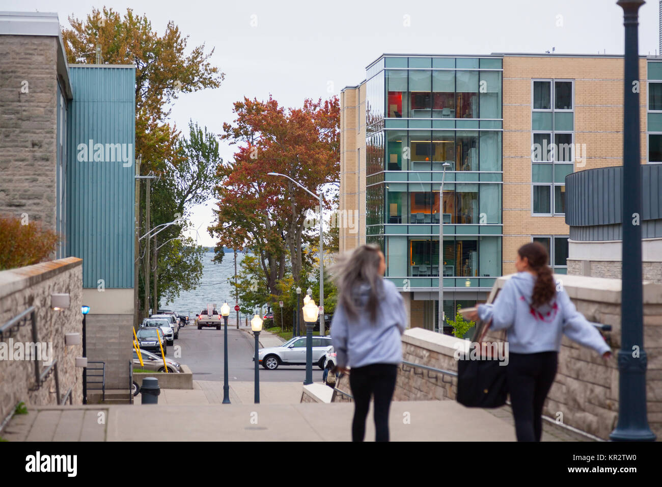Gli studenti a piedi attraverso un cortile presso la Queen's University di Kingston a Kingston, Ontario, Canada. Foto Stock