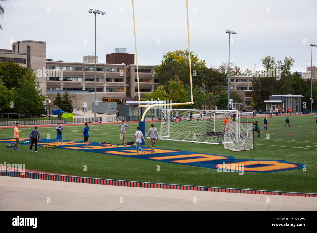 Gli studenti giocano Sport al campo Tindall presso la Queen's University di Kingston a Kingston, Ontario, Canada. Foto Stock