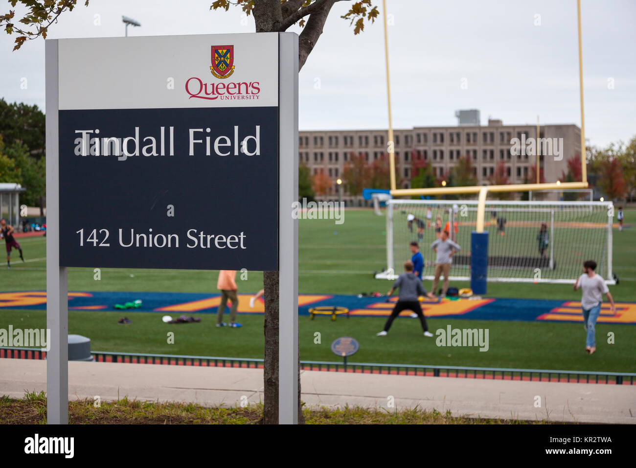 Un segno per campo Tindall con gli studenti giocano Sport in background a Queen's University di Kingston a Kingston, Ontario, Canada. Foto Stock