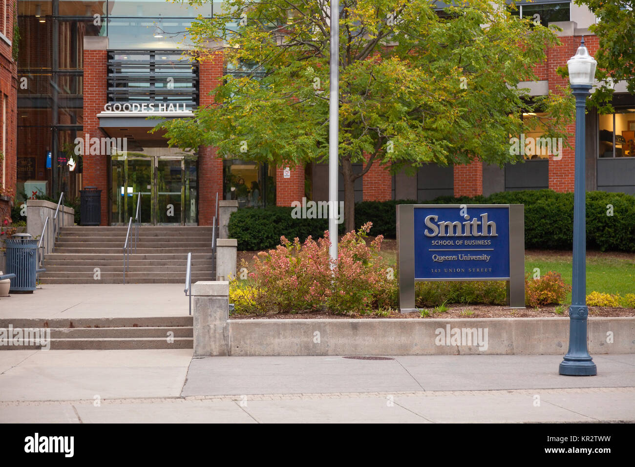 Goodes Hall o la Smith School of Business presso la Queen's University di Kingston a Kingston, Ontario, Canada. Foto Stock