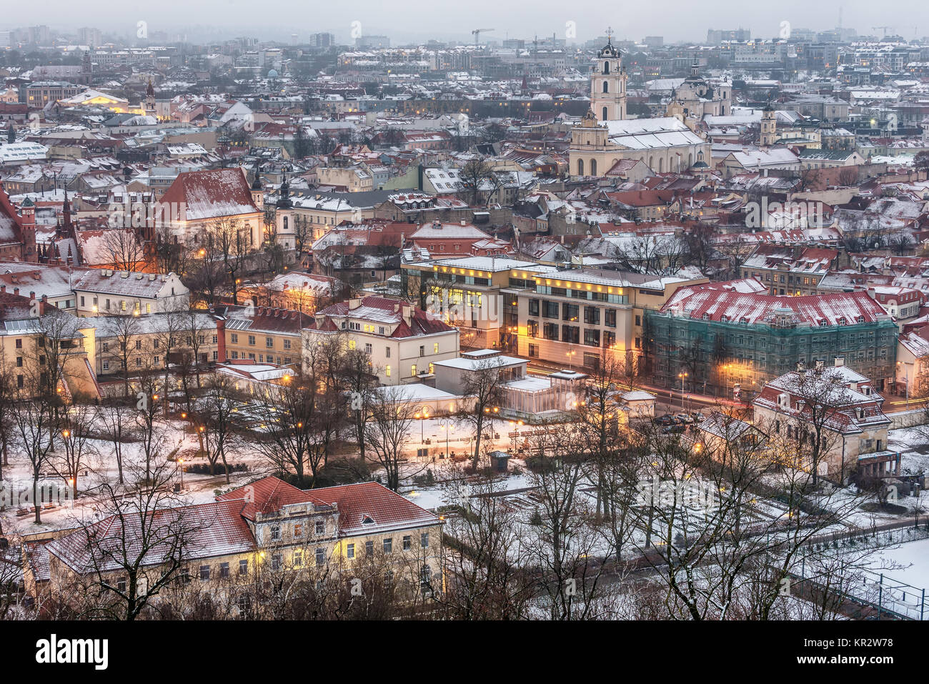 Vilnius, Lituania: veduta aerea della città vecchia in inverno Foto Stock