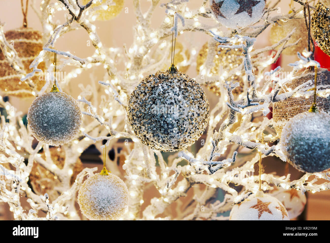 Festa di Natale vacanza sfondo con scintillanti decorazioni, palle di Natale e lampade Foto Stock