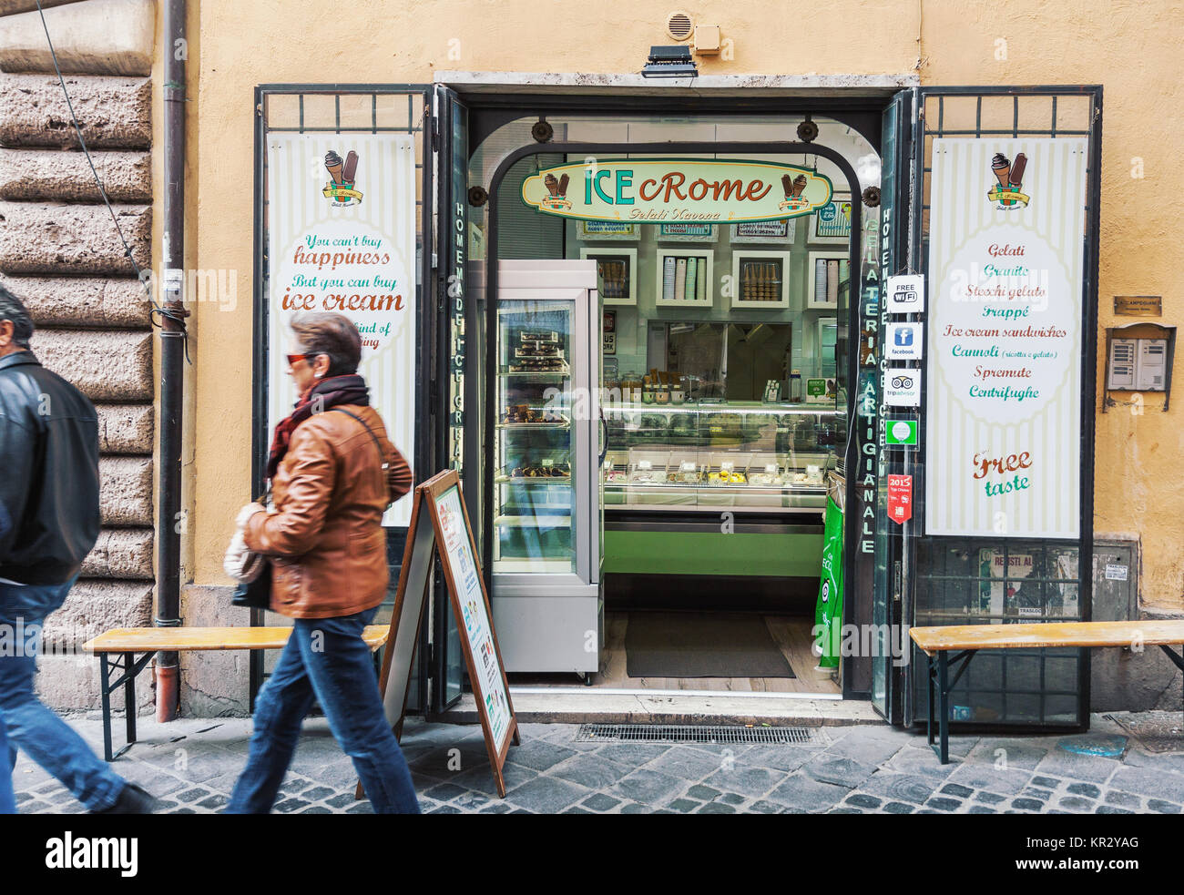 Street View di gelateria esterno, tradizionale gelato italiano shop in Roma, Italia Foto Stock