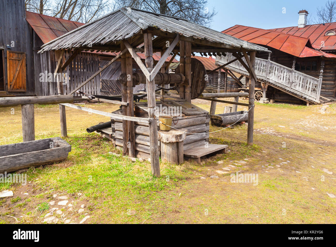 In legno antico bene costruzione nel villaggio russo Foto Stock