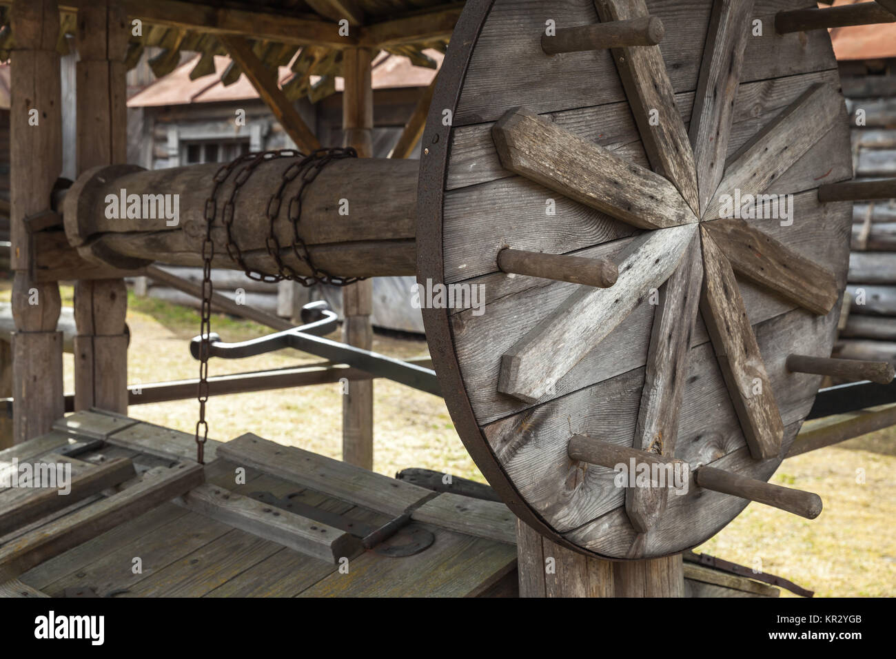 In legno antico bene nel villaggio russo, un ingranaggio di sollevamento Foto Stock