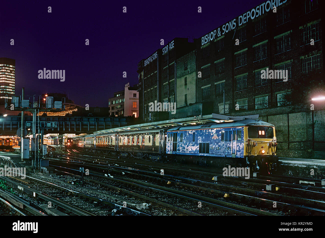 Classe 73 JA elettro locomotiva diesel numero 73005 "Hants id linea di crescione' aspetta di partire con il vuoto di Venezia Simplon Orient Express stock presso la stazione di London Victoria. Il 24 marzo 1993. Foto Stock Classe 73 JA elettro locomotiva diesel numero 73005 "Hants id linea di crescione' aspetta di partire con il vuoto di Venezia Simplon Orient Express stock presso la stazione di London Victoria. Il 24 marzo 1993. Foto Stock