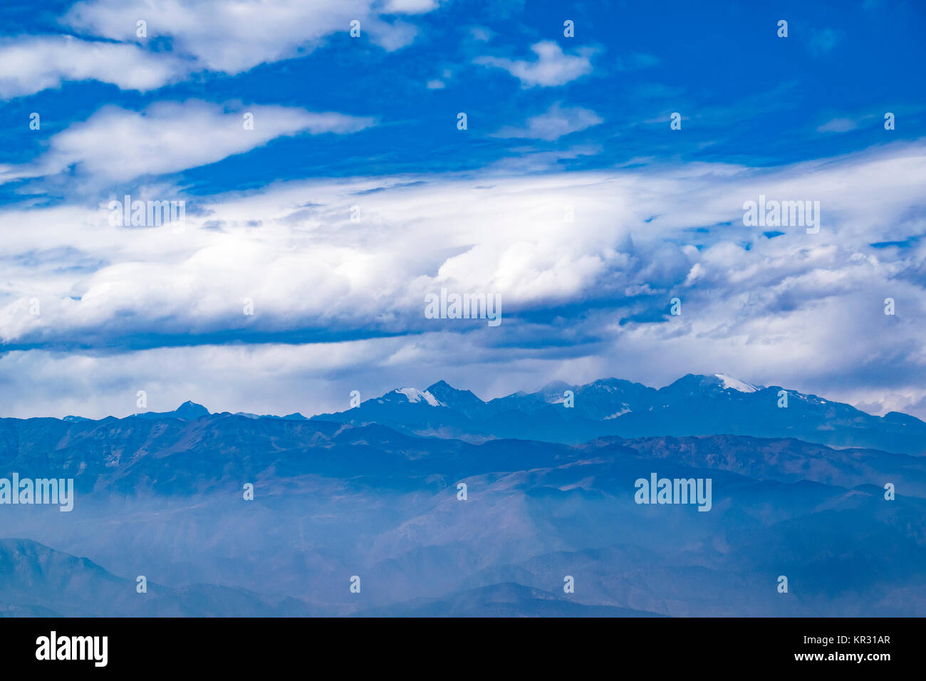 Piano della finestra il punto di vista del paesaggio dell'antenna di scena dalla gamma delle Ande montagne in territorio cileno Foto Stock