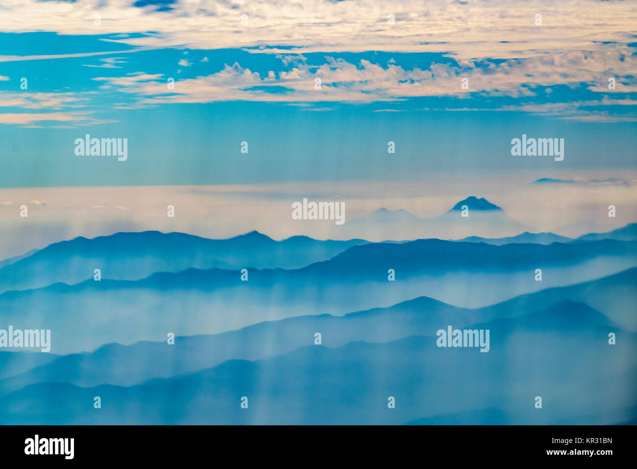 Piano della finestra il punto di vista del paesaggio dell'antenna di scena dalla gamma delle Ande montagne in territorio cileno Foto Stock
