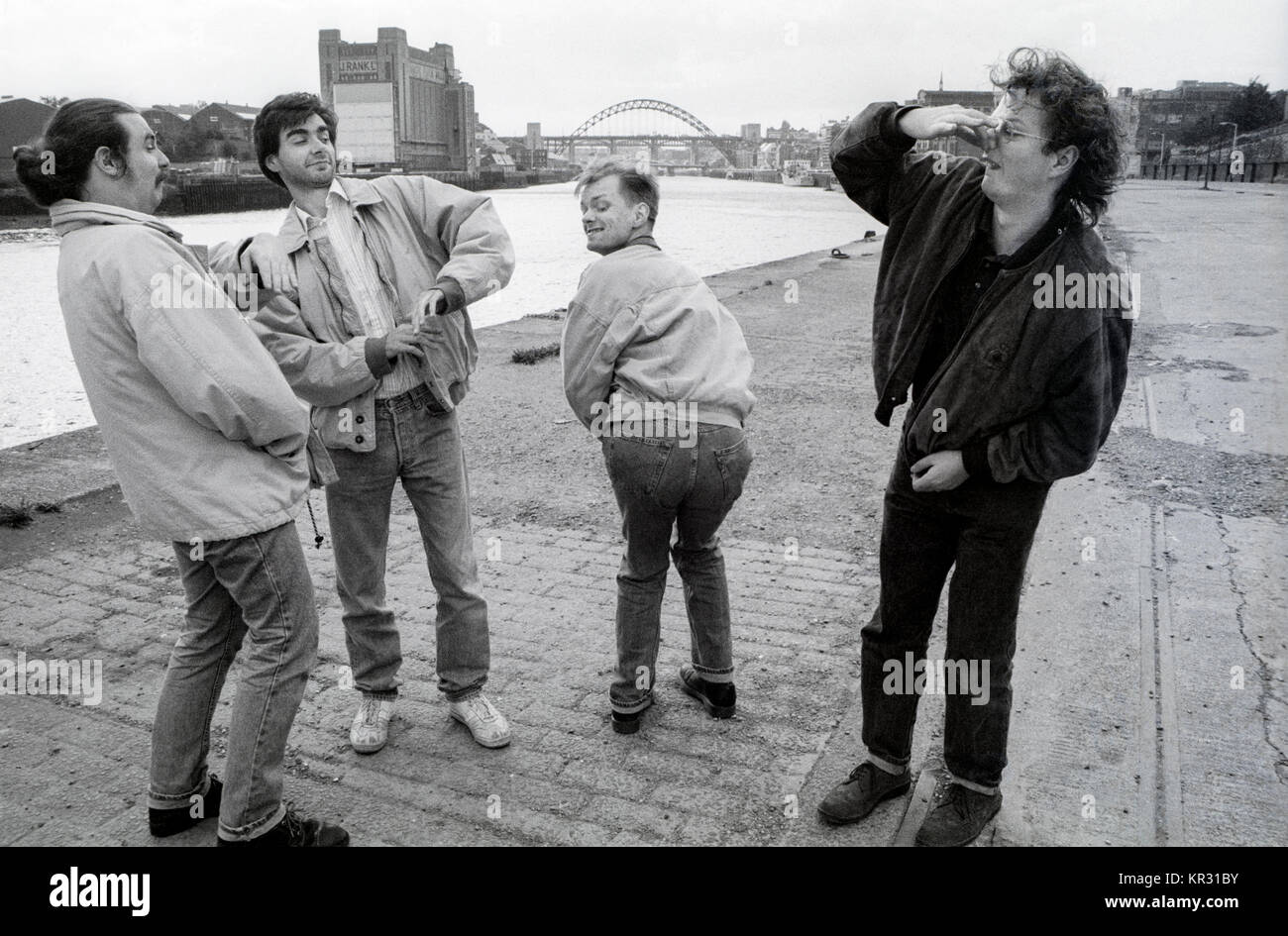 Viz comic creatori Chris Donald, Graham Dury, Simon Thorp e Simon Donald, fotografata nel dicembre 1989 Foto Stock