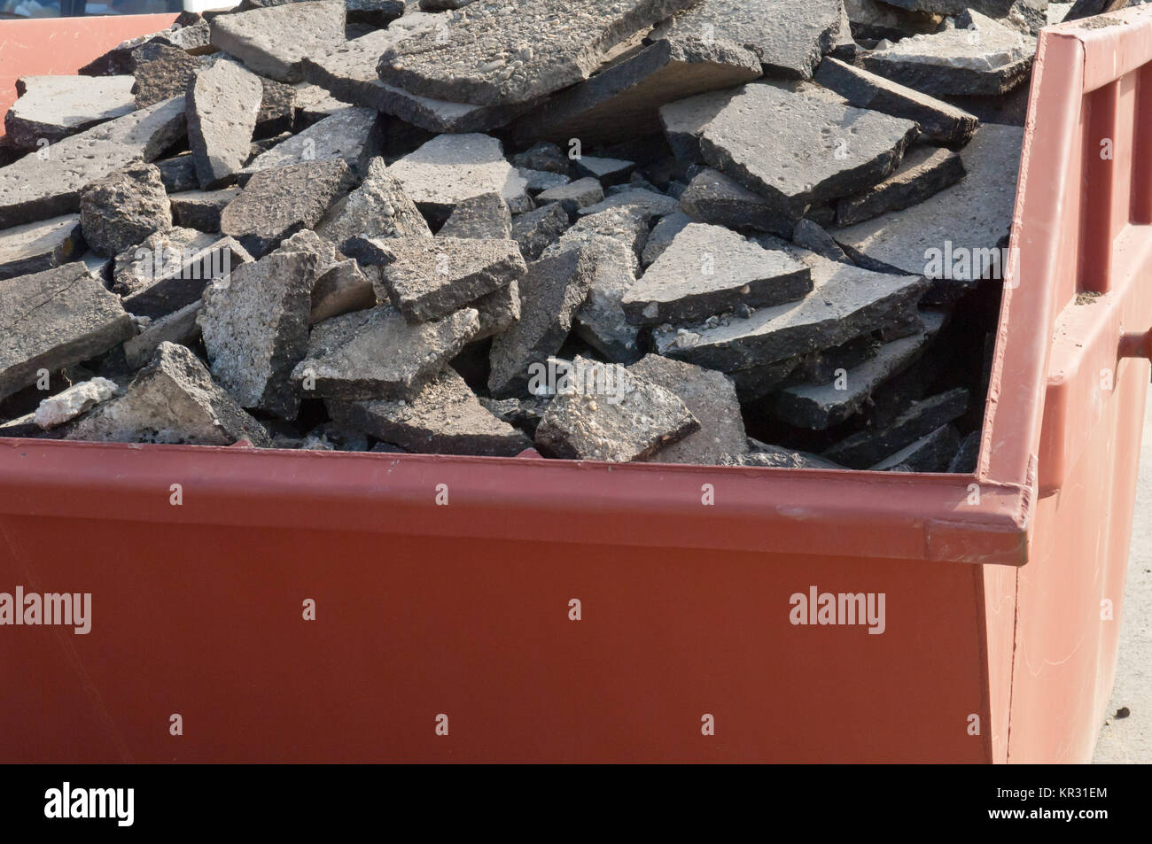 Rifiuti di asfalto e calcestruzzo materiali nel contenitore di rifiuti Foto Stock