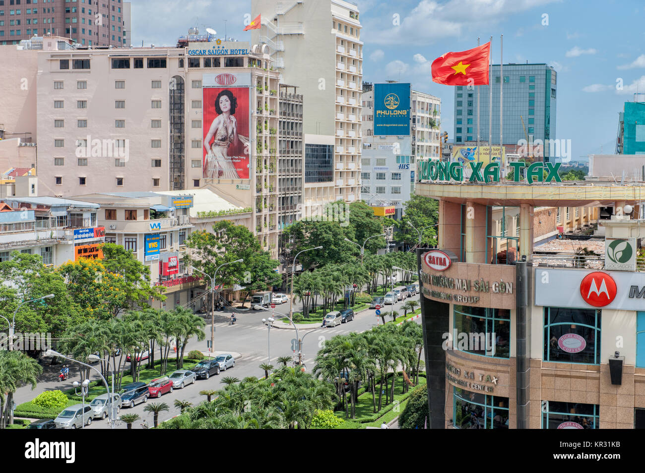 Moderna Saigon visto dal famoso bar sul tetto al Rex Hotel. Ho Chi Minh City è la città più grande del Vietnam con una popolazione di circa 8 milioni di abitanti. Foto Stock