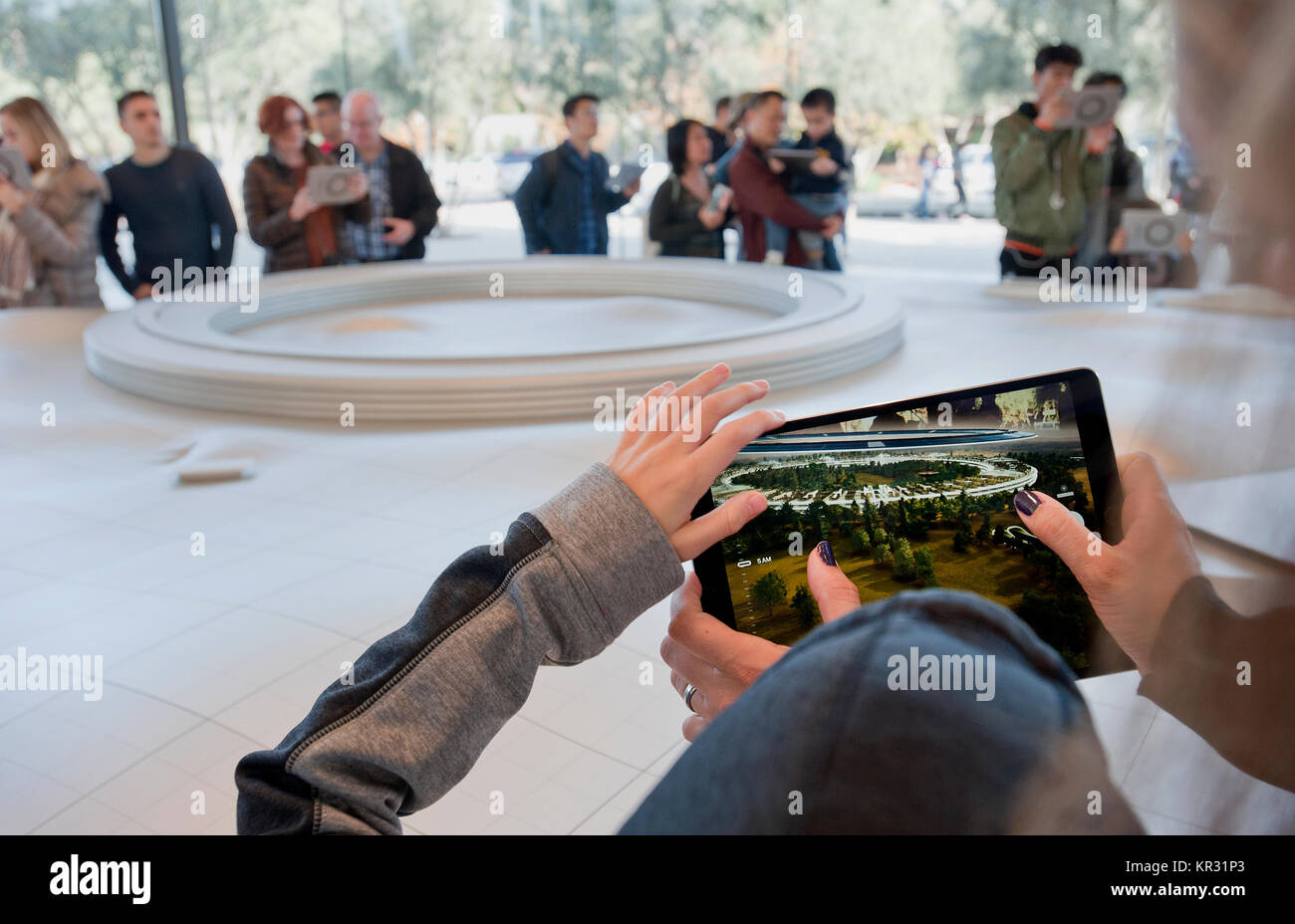 Visitatori utilizzando un iPad con la realtà aumentata, al nuovo Apple Il Centro Visitatori del Parco. Cupertino, California. Foto Stock