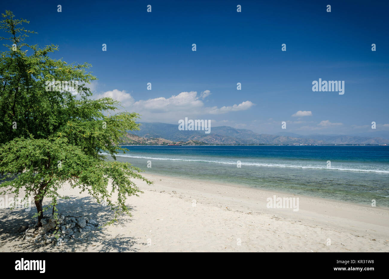 Areia Branca tropicale vista sulla spiaggia e sulla costa nei pressi di Dili a Timor est Foto Stock