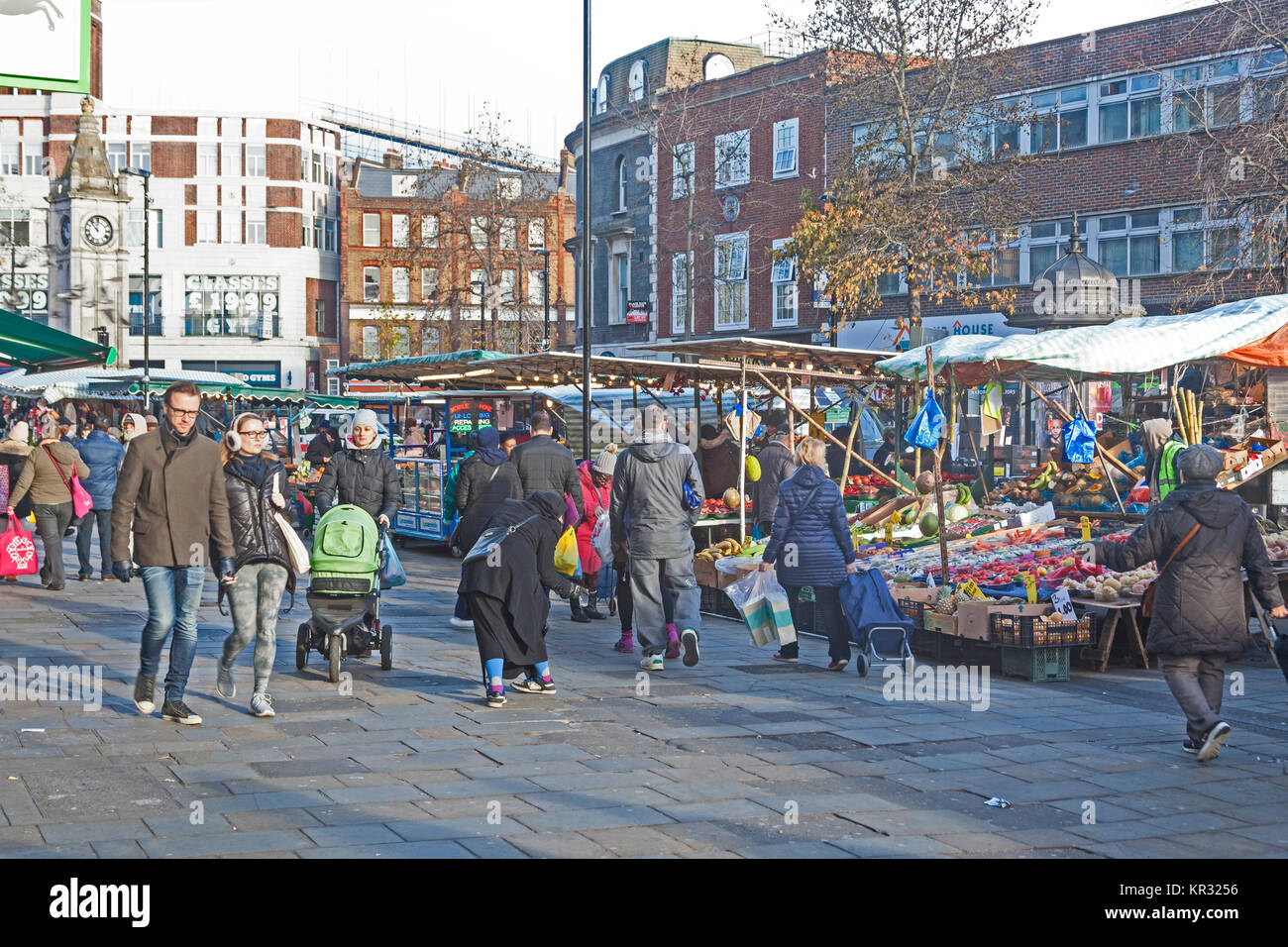 Londra, Lewisham il quotidiano mercato di frutta e verdura in Lewisham High Street Foto Stock