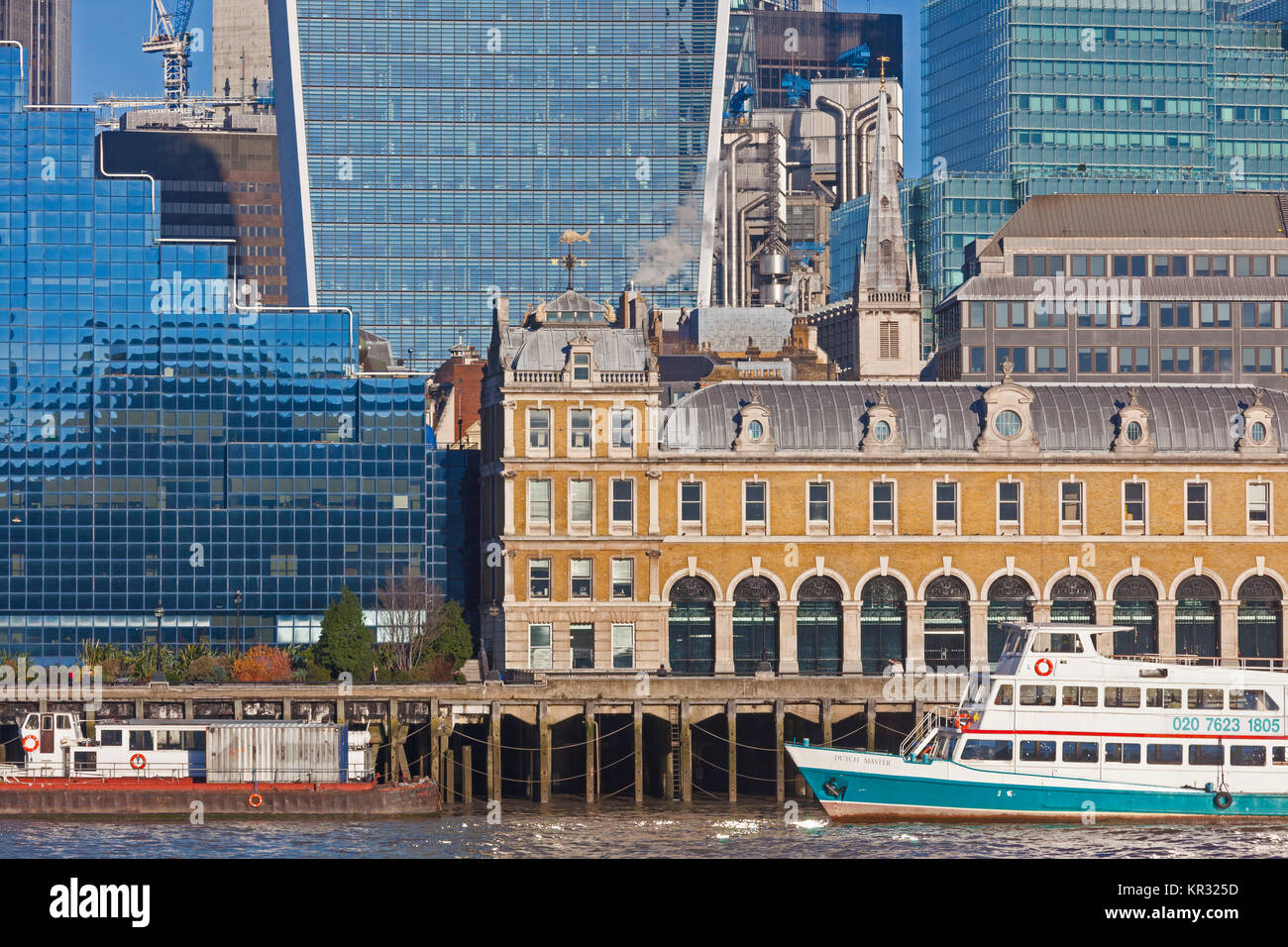 In contrasto costruzioni vecchie e nuove nella City di Londra, guardando attraverso il fiume dalla Regina Elisabetta a piedi sulla banca del sud Foto Stock