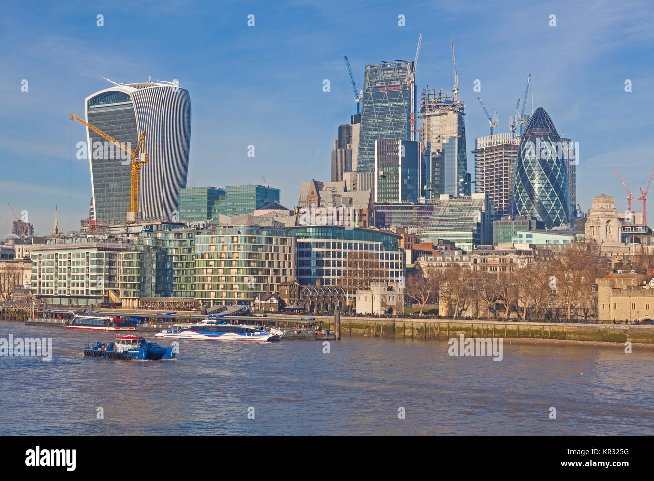 La vista dal Ponte della Torre di costruzioni della città di Londra Foto Stock
