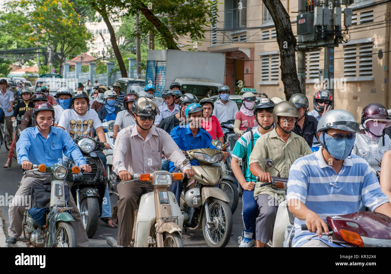 Moto pesante traffico in Ho Chi Minh City. Ex Saigon ha una popolazione di circa 8 milioni di abitanti e quasi 4 milioni di motociclette. Foto Stock