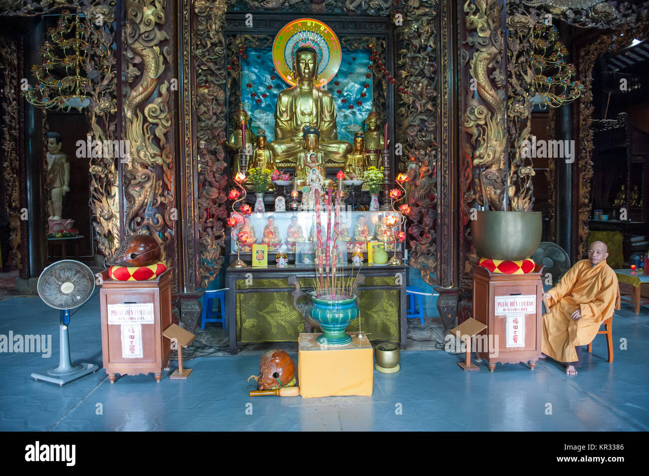 Monaco buddista si trova all'interno di Vinh Trang Pagoda. Questa pagoda è una delle più belle e famose del delta del Mekong. Foto Stock