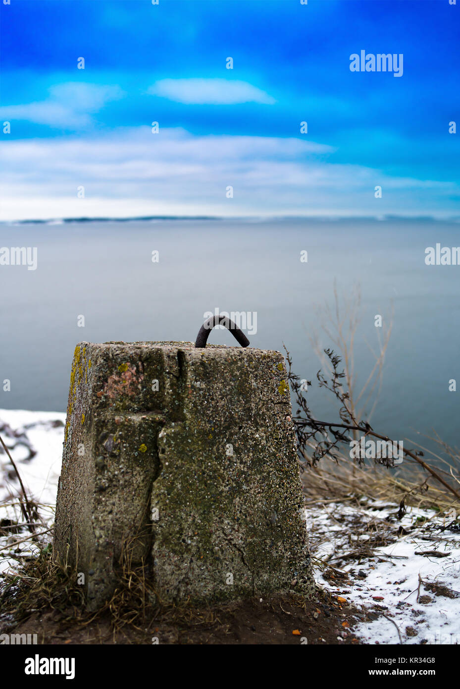 Verticale nord vivaci concreto elemento di fissaggio in metallo retro dello sfondo Foto Stock