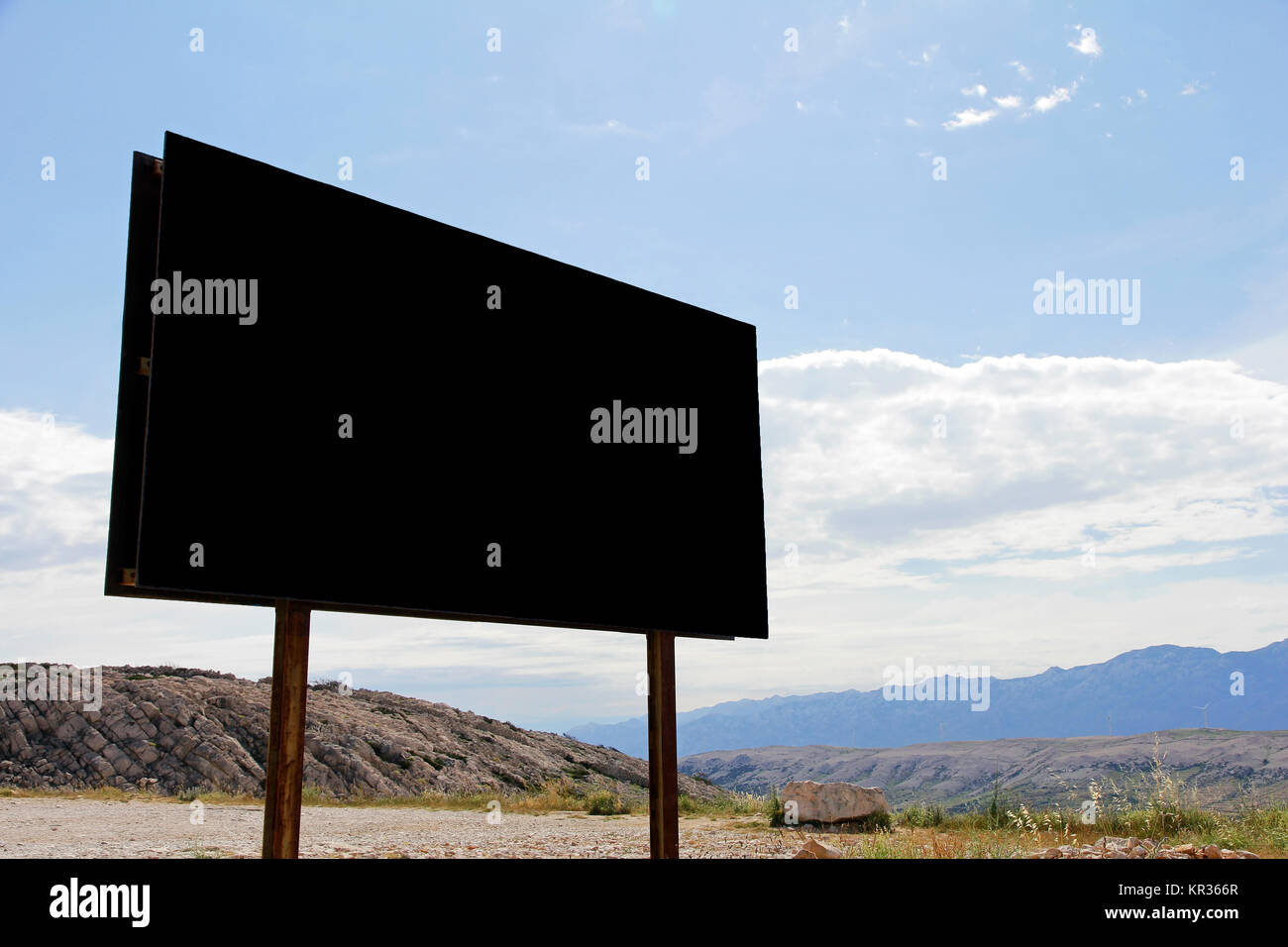 Un grande,Black,vuoto segno pubblicità in montagna Foto Stock