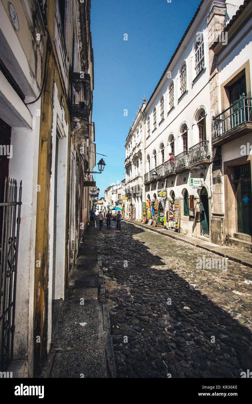 Vista sulla vecchia strada di Pelourinho, un centro storico del centro storico di Salvador de Bahia in Brasile Foto Stock