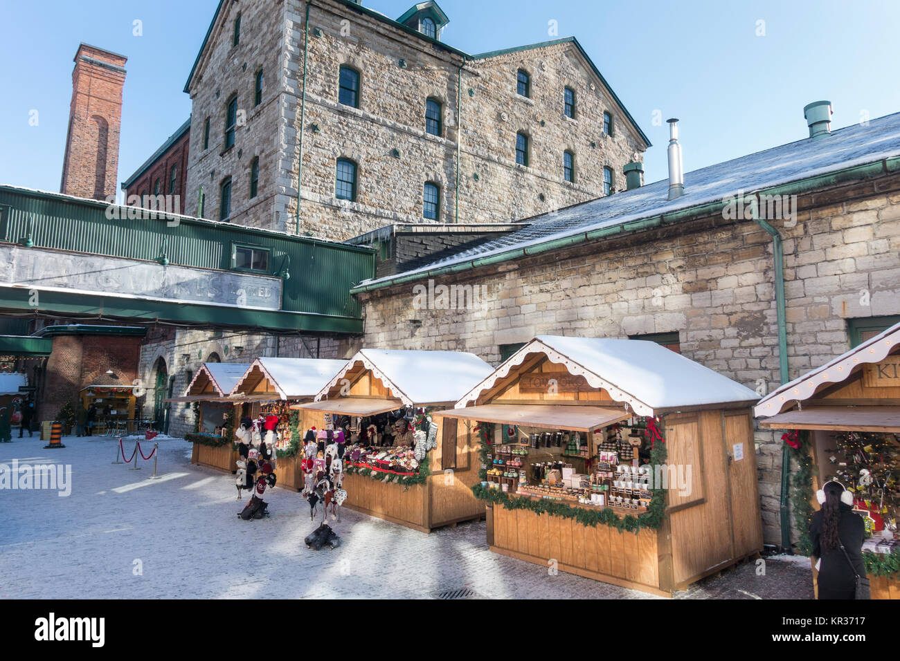 Temporanea di piccole bancarelle con rivenditori di beni di Natale nel rivitalizzato e storico quartiere di distilleria in Toronto Ontario Canada Foto Stock