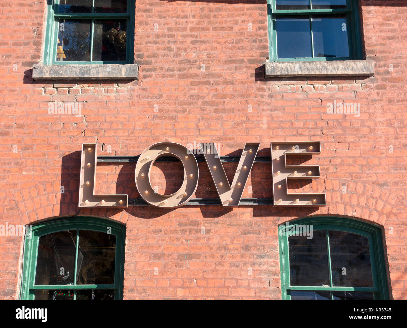 Segnale illuminato che recita "l'amore", uno dei molti installati durante il Toronto mercatino di Natale presso la Historic Distillery District. Foto Stock