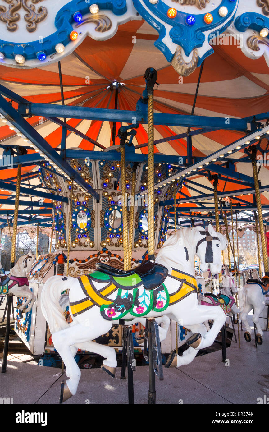 Cavallo di legno a merry go round in distilleria Mercatino di Natale a Toronto Ontario Canada Foto Stock