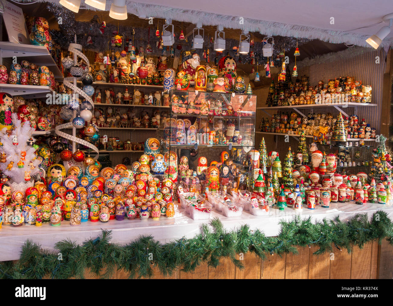 Un piccolo negozio all'aperto la vendita di bambole di nesting al Toronto mercatino di Natale nel quartiere di distilleria, un arts, shopping e destinazione turistica. Foto Stock