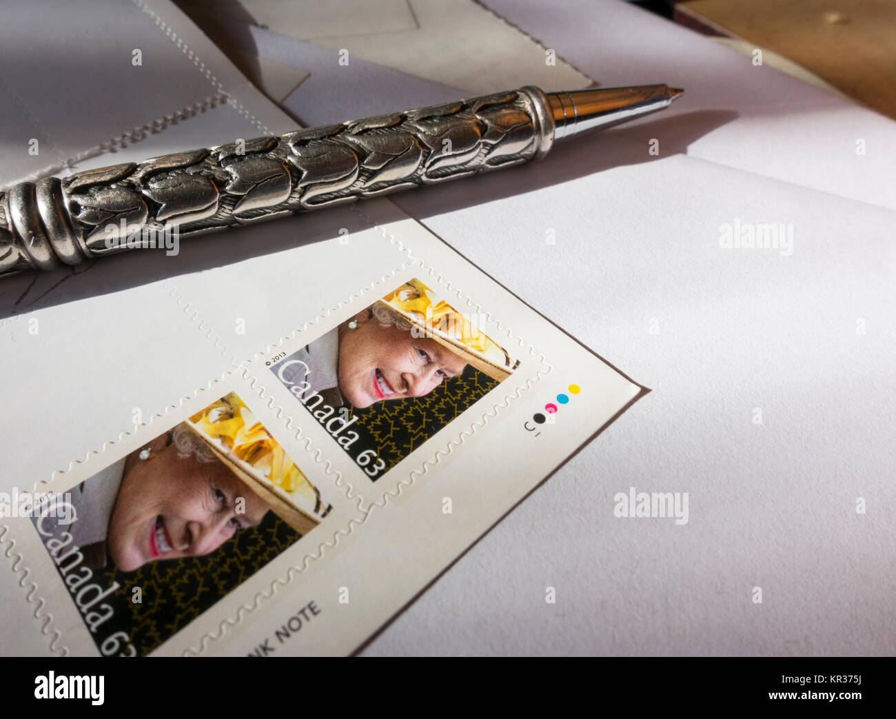 Penna e due francobolli canadese dotato di una immagine della regina Elisabetta Foto Stock