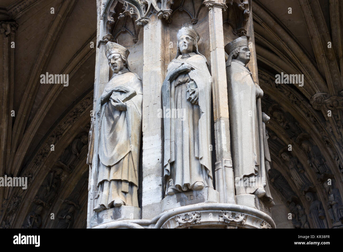 Le statue di San Cerano, Saint Landry e Saint Gilbert (L a R), al di fuori della chiesa di Saint-Germain-l'Auxerrois, Parigi, Francia Foto Stock