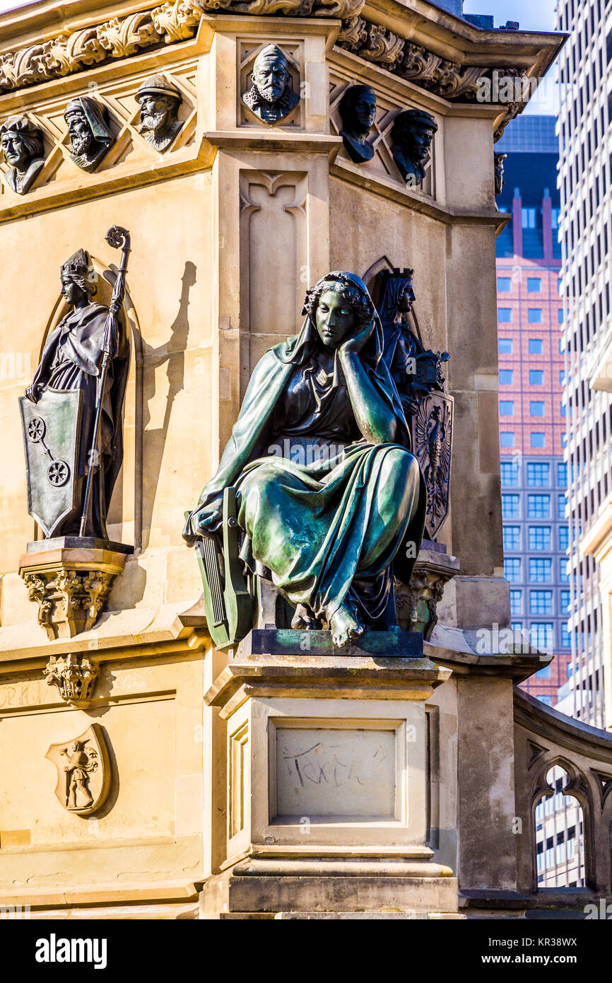 Johannes Gutenberg monumento su southern Rossmarkt (1854 - 1858, dello scultore Eduard Schmidt von der Launitz). Johannes Gutenberg - inventore della stampa di libri. Frankfurt am Main, Germania. Foto Stock