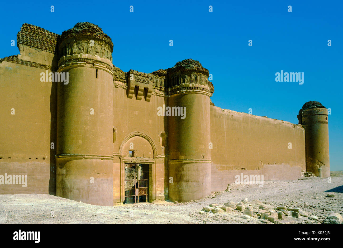 AL-SUKHNAH, SIRIA - Ott 23, 1996: Qasr al-Hayr al-Sharqi castello nel deserto siriano in AlSukhnah, Siria. Esso è stato costruito dalla Umayyad califfo Hisham Ibn Abd al-Malik in 728-29 CE in una zona ricca di fauna del deserto. Foto Stock