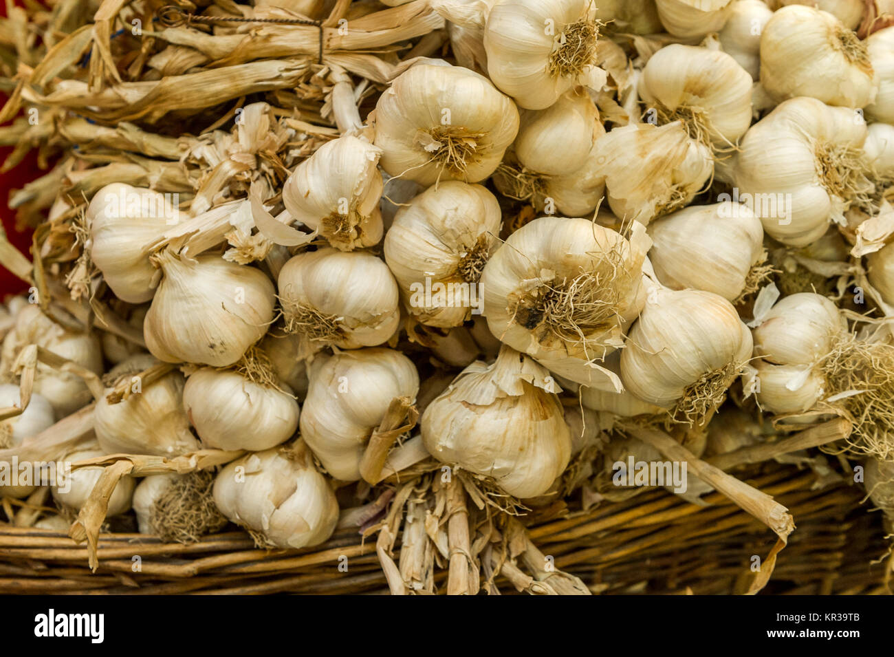 Bulbi di aglio in un cestello nel mercato Inglese, Cork, Irlanda. Foto Stock