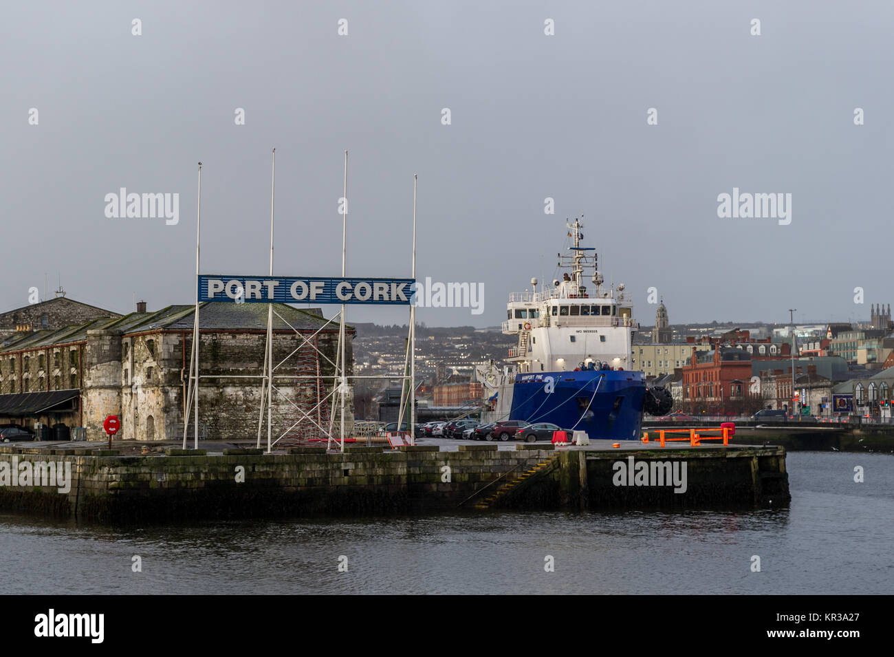 M/V Mainport Pine ormeggiata al Porto di Cork City docks nella città di Cork, Irlanda con copia spazio. Foto Stock
