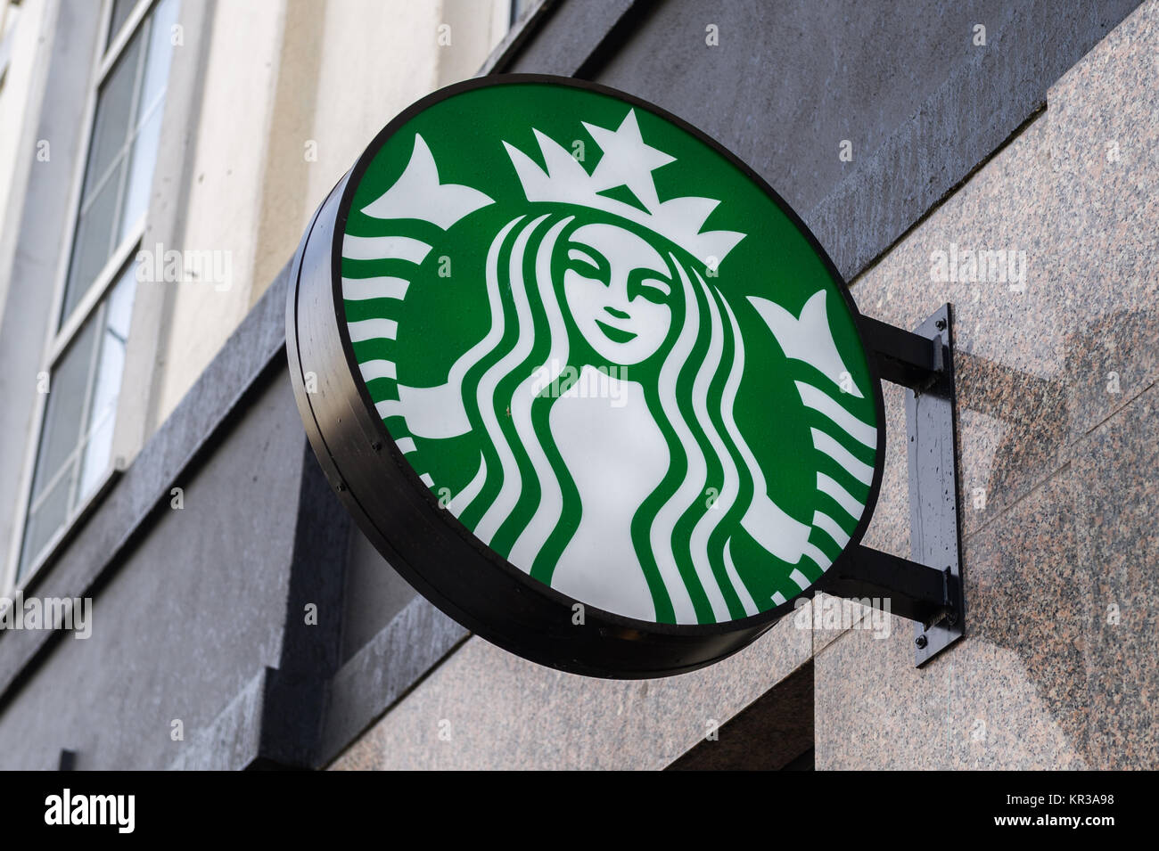 Il logo di Starbucks segno su un edificio a Cork in Irlanda. Foto Stock