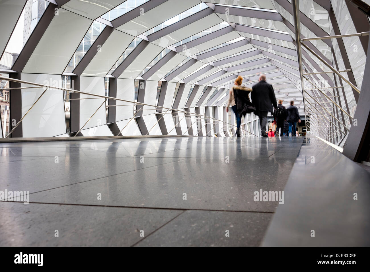 Worm vista di pedway, elevato passaggio pedonale tra Toronto Eaton Centre shopping centre e Saks Fifth Avenue store, Queen St West, Canada. Foto Stock