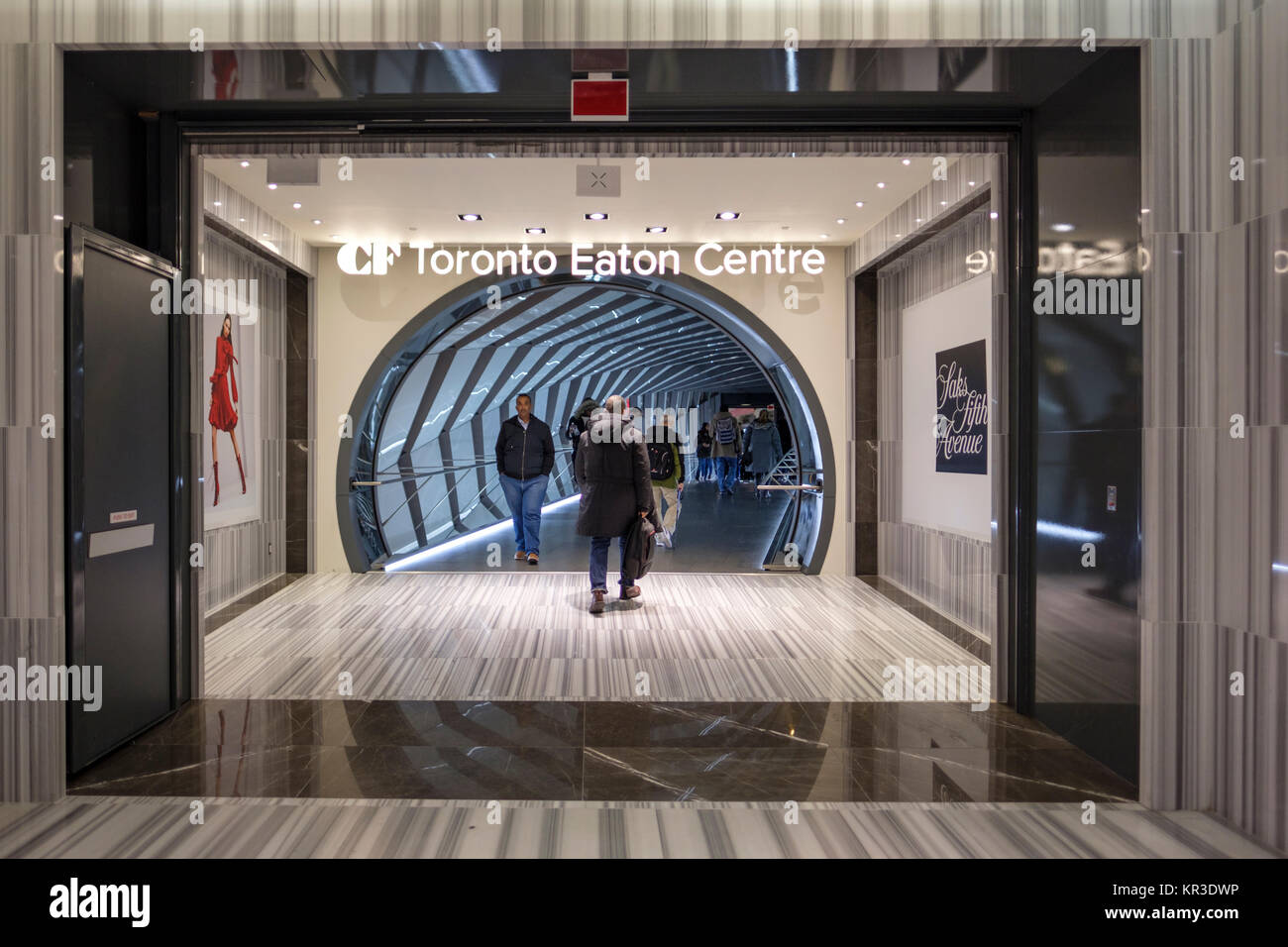 Pedway, elevato passaggio pedonale che collega Toronto Eaton Centre shopping centre e Saks Fifth Avenue Toronto store su Queen Street West, Toronto. Foto Stock