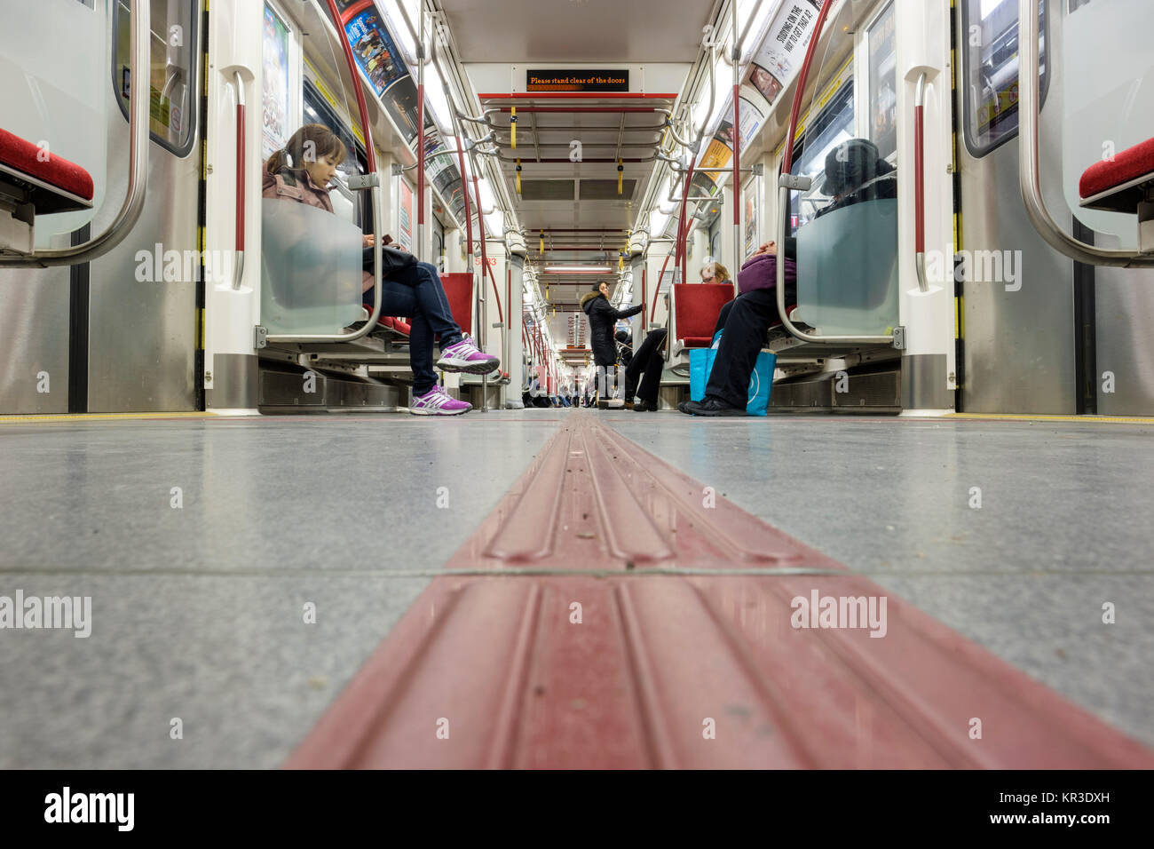 Vista dall'occhio di WORM dell'interno di un'auto della metropolitana Toronto Transit Commission (TTC) e dei pendolari, Canada. Foto Stock