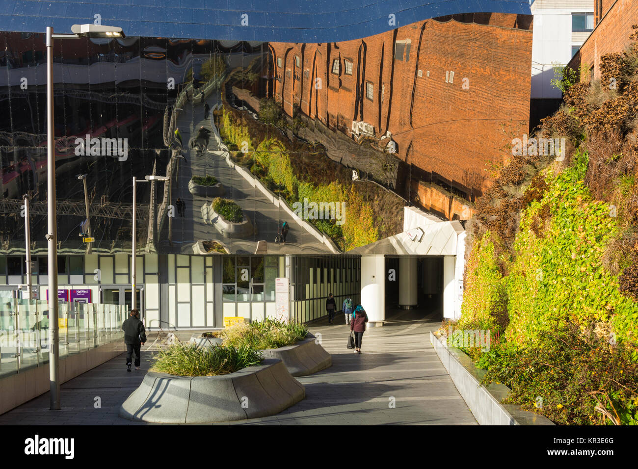 Riflessioni in metallo dei pannelli di rivestimento sull'Grand central building, Dal Moro Link strada pedonale, Birmingham, Inghilterra, Regno Unito Foto Stock