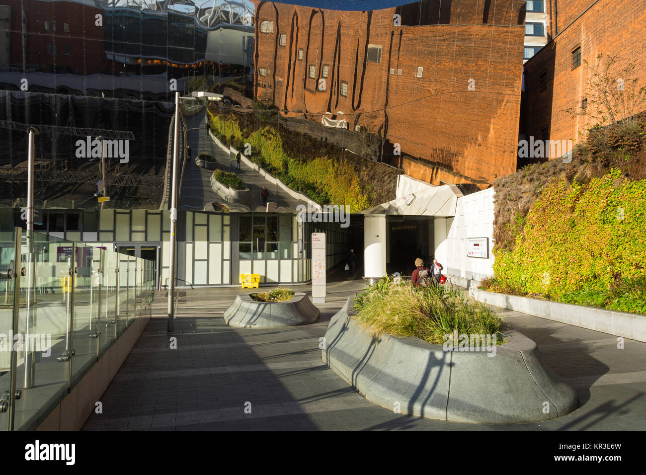 Riflessioni in metallo dei pannelli di rivestimento sull'Grand central building, Dal Moro Link strada pedonale, Birmingham, Inghilterra, Regno Unito Foto Stock